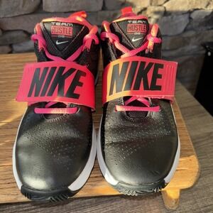 Nike Team Hustle D8 Pink & Black Size Youth 4.5